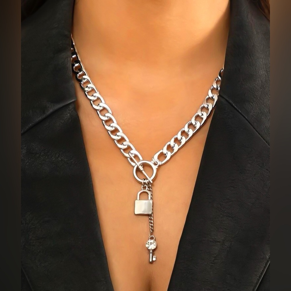 ❀ Rhinestone Silver Lock & Key Buckle Chainlink Necklace